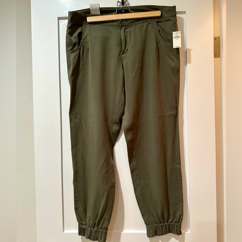 Cropped surplus green GAP pants. Zipper sides. NWT.